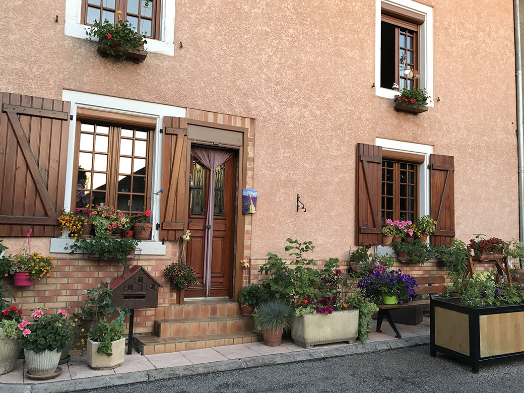 Resident's flower pots in Chamouilley